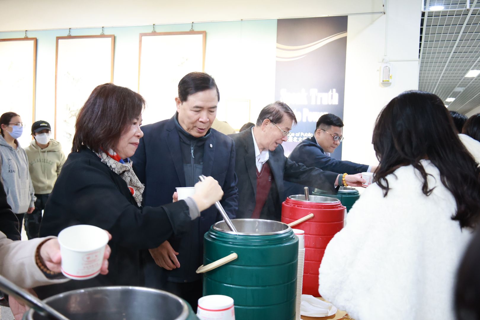 何秀貞董事長為同學盛粥