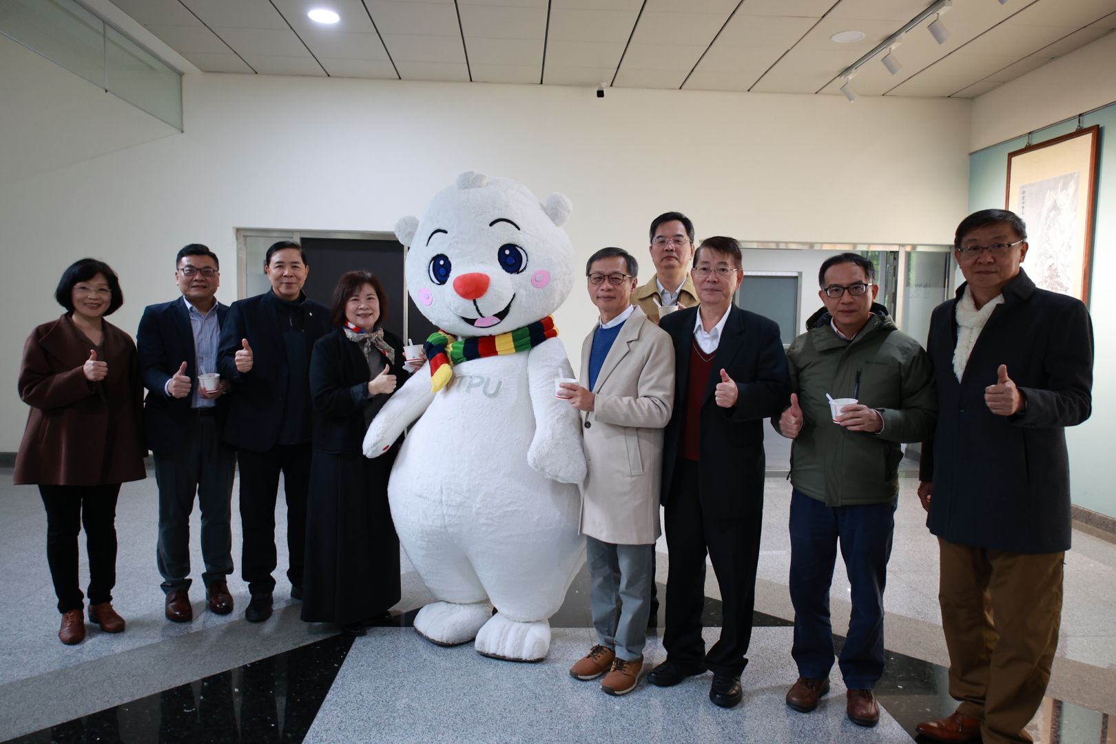 基金會貴賓和校內行政主管合影