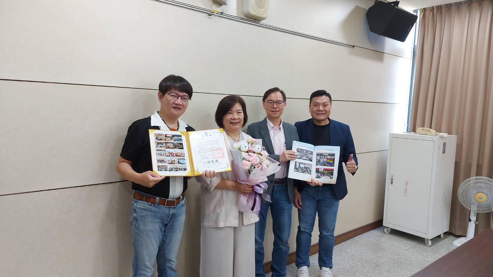 胡龍騰主秘及胡中宜學務長代表學校向麗裕慈善基金會致上感謝狀及社團成果冊