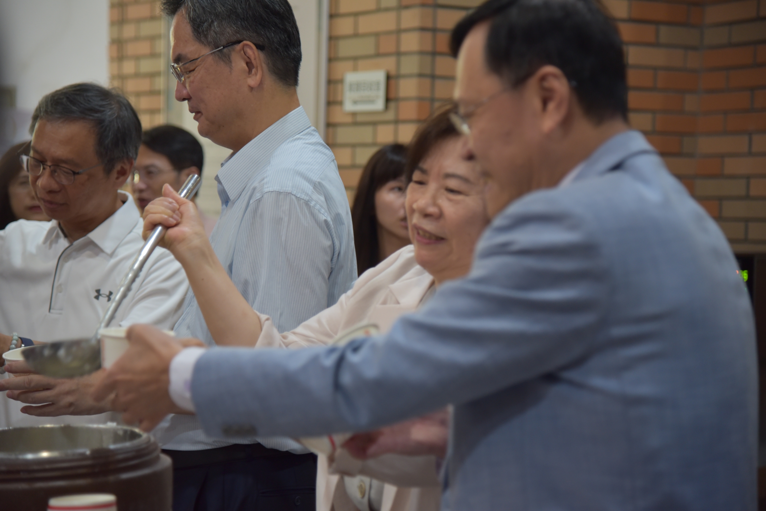 林道通校長為同學盛裝歐趴粥