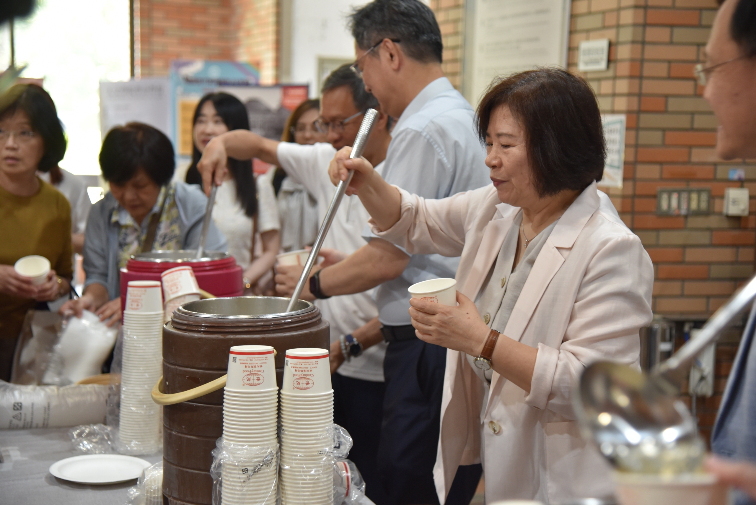 何秀貞董事長為同學盛裝歐趴粥