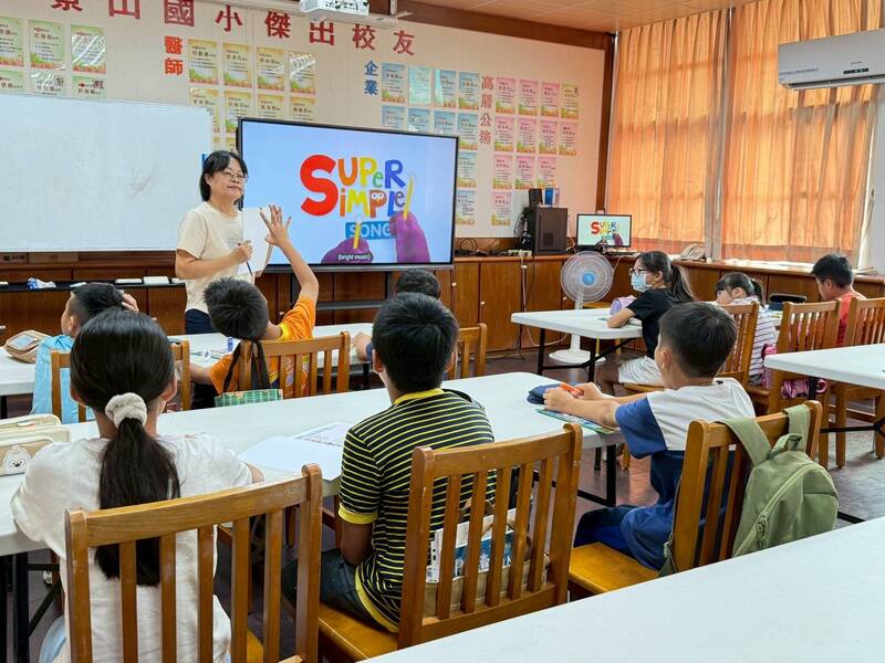 暑期英語輔導營提升偏鄉學生的英語力。（圖由過溝國小提供）