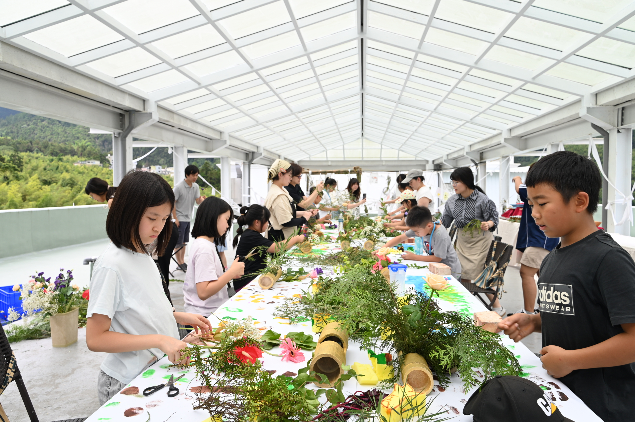 生活實踐：駐村成果以「森林餐桌」形式呈現，孩子結合自然素材與創作親手布置空間，與家長共享成果。